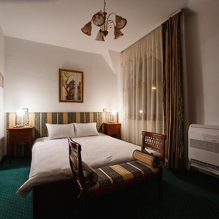 Casa 3 Guesthouse Oradea Ngoại thất bức ảnh