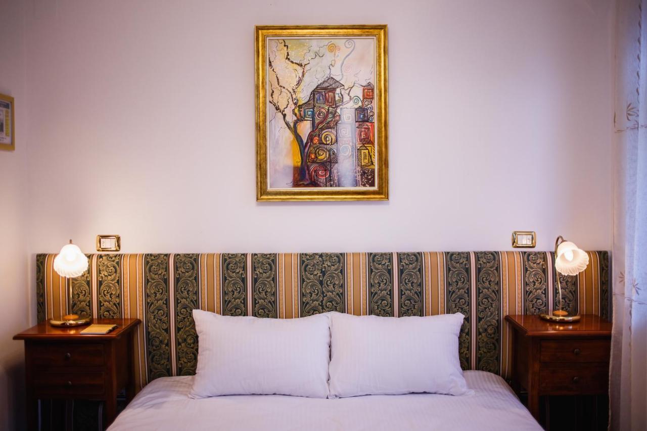 Casa 3 Guesthouse Oradea Ngoại thất bức ảnh