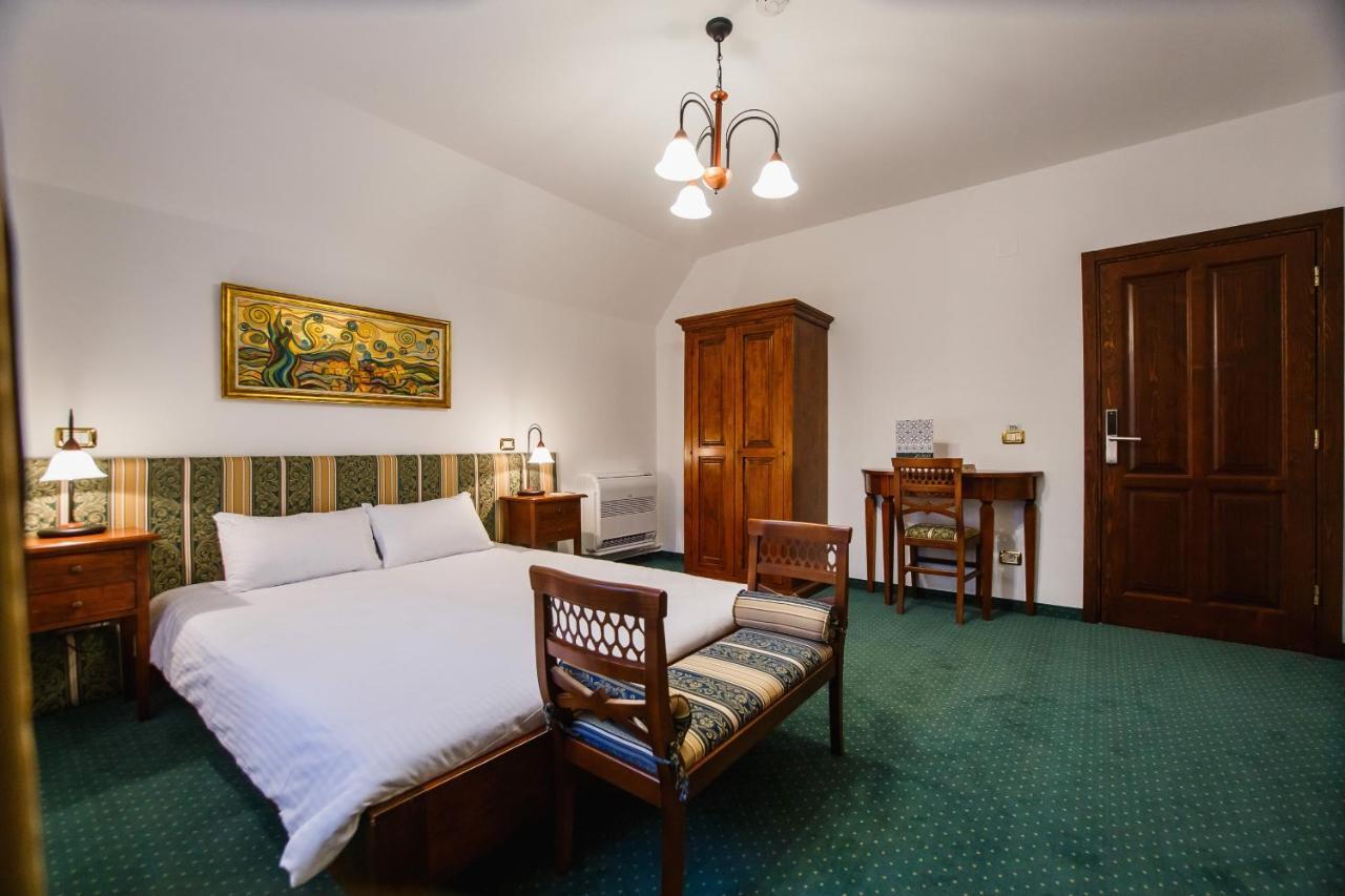 Casa 3 Guesthouse Oradea Ngoại thất bức ảnh