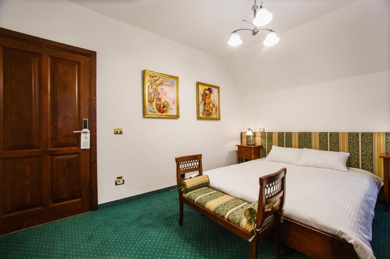 Casa 3 Guesthouse Oradea Ngoại thất bức ảnh